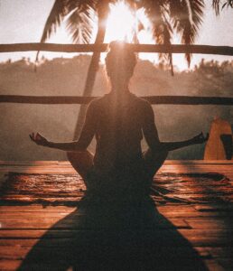 Meditation i solens varme stråler