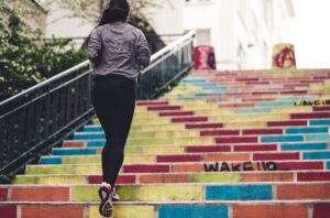 Tag trappen i højt tempo mindst en gang om dagen - Foto af Ev, Unsplash