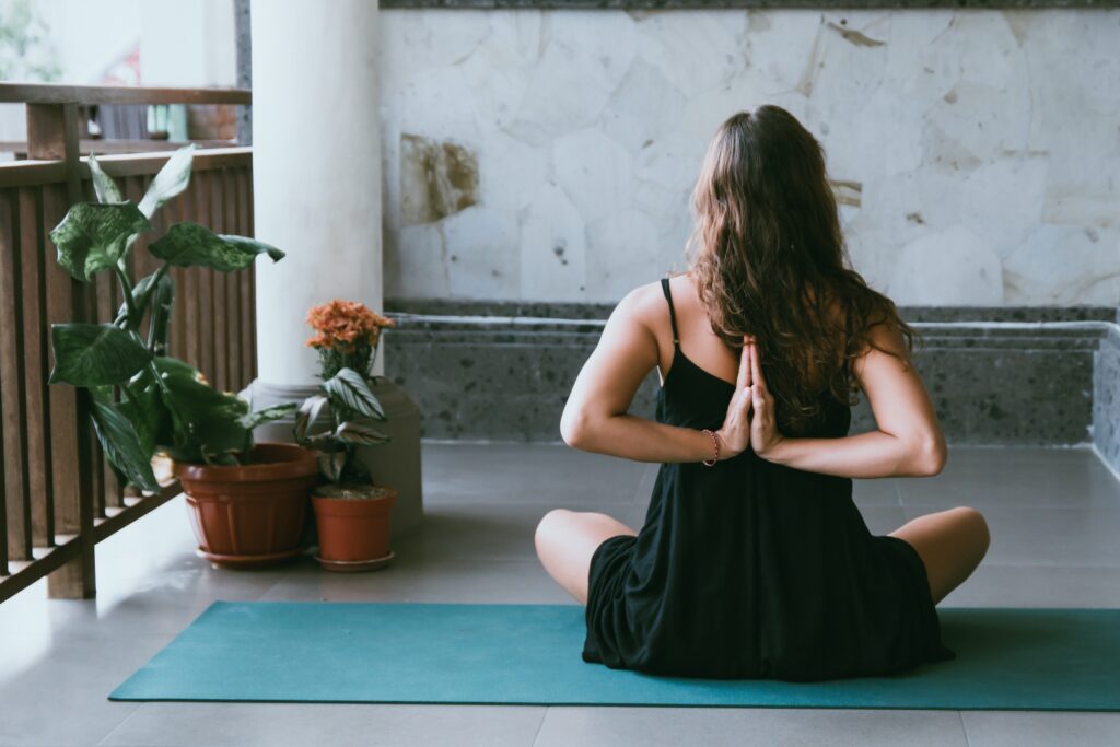 Namaste online yoga Stina Bavnhøj