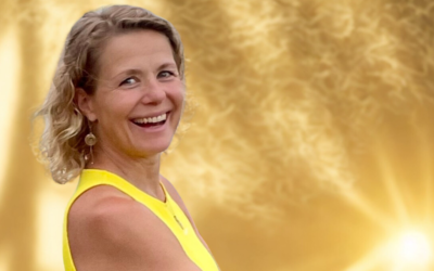 Podcast Kroppen Som Vejviser portræt gul Stina Bavnhøj rektangulær