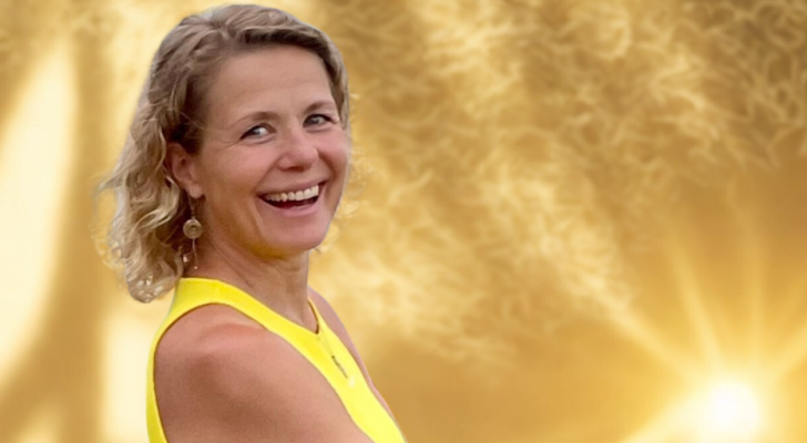 Podcast Kroppen Som Vejviser portræt gul Stina Bavnhøj rektangulær